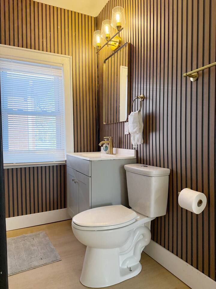 Redbrick Suites D | King 1BD\1BA Apt near UE