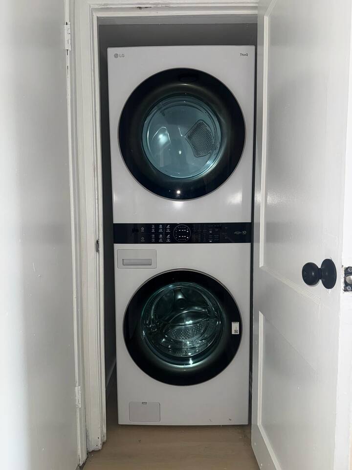 Redbrick Suites D | King 1BD\1BA Apt near UE