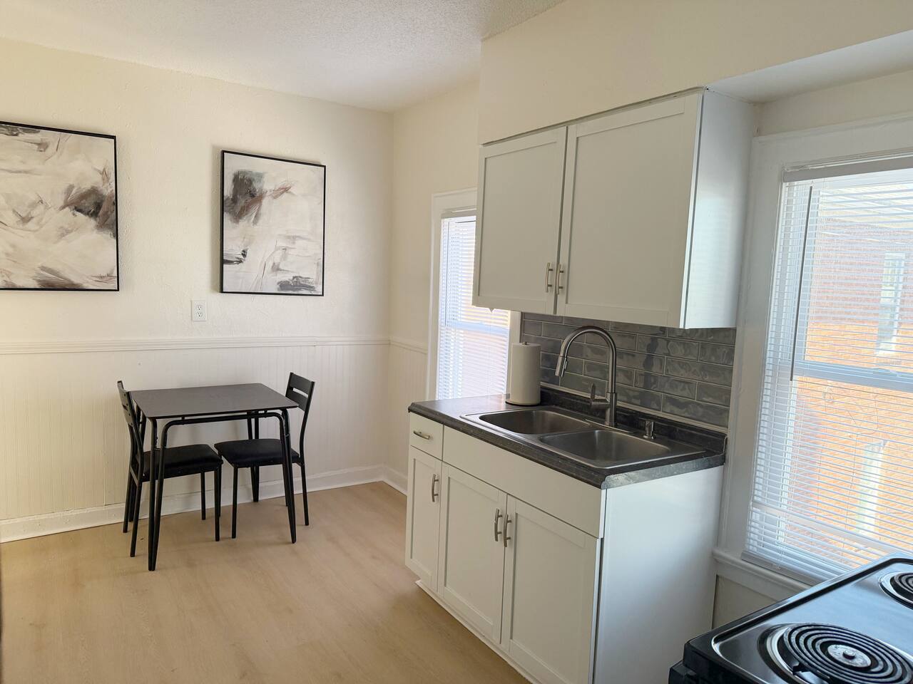 Redbrick Suites D | King 1BD\1BA Apt near UE photo 3