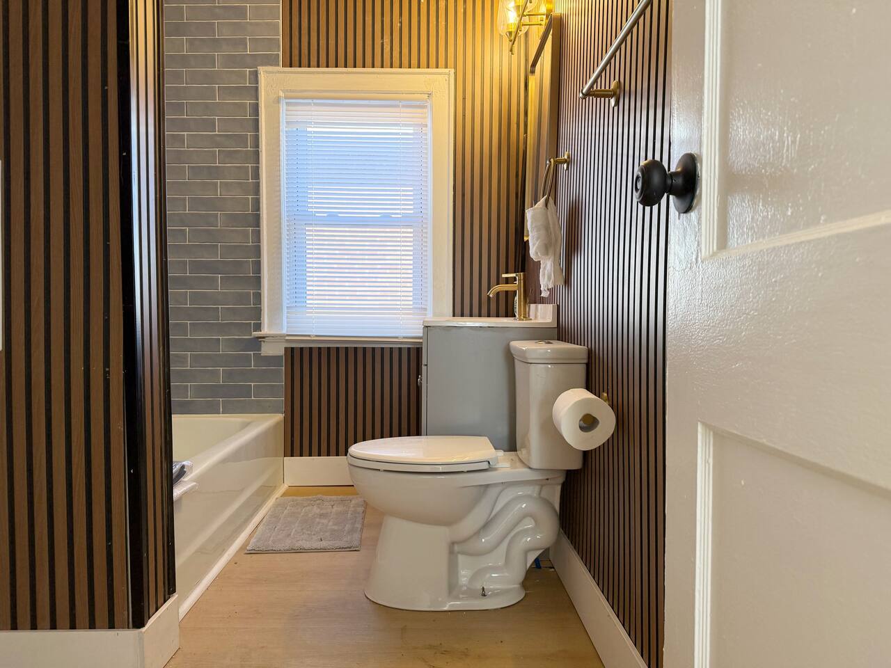 Redbrick Suites D | King 1BD\1BA Apt near UE