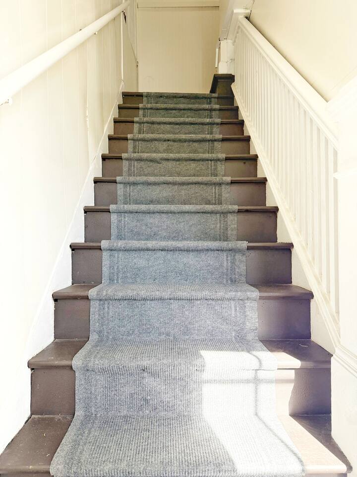 Redbrick Suites D | King 1BD\1BA Apt near UE