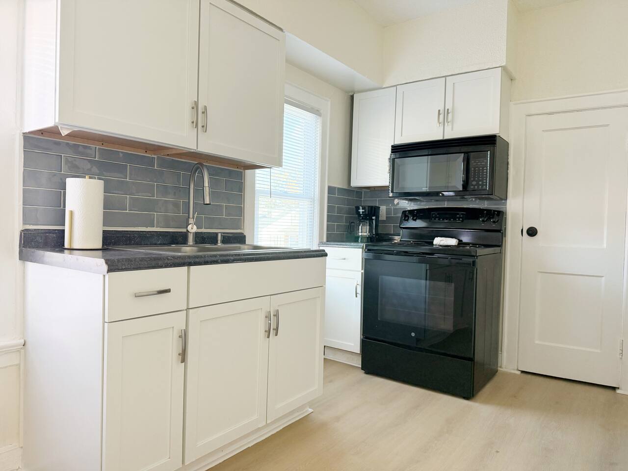 Redbrick Suites D | King 1BD\1BA Apt near UE