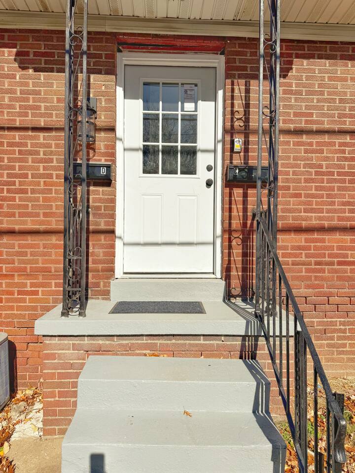 Redbrick Suites C | Queen 1BD\1BA Apt near UE