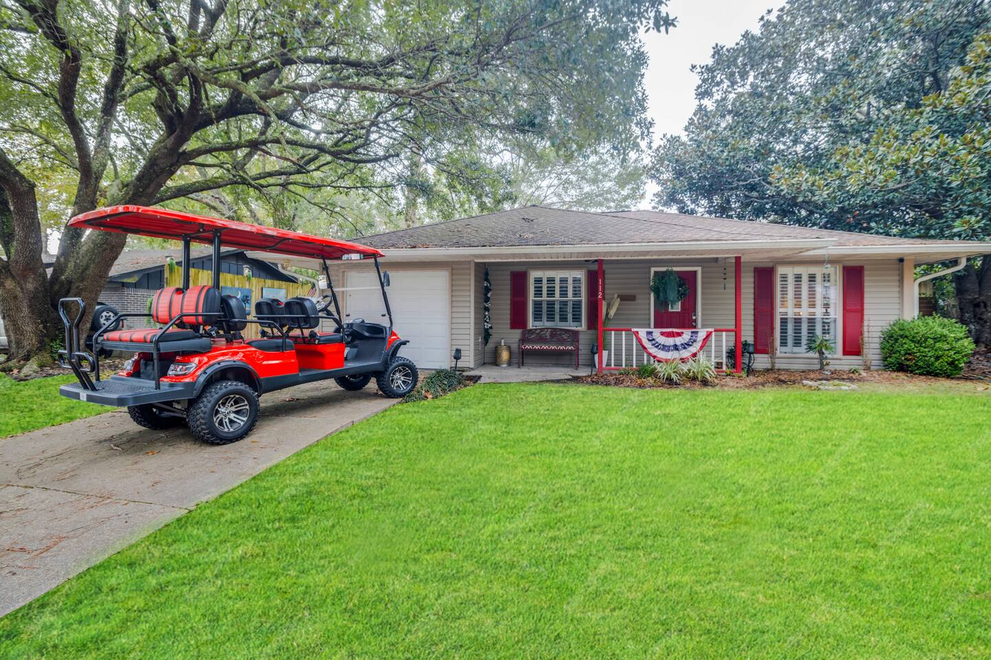 Free Golf Cart! Cruise to Beach & Town | Sleeps 6