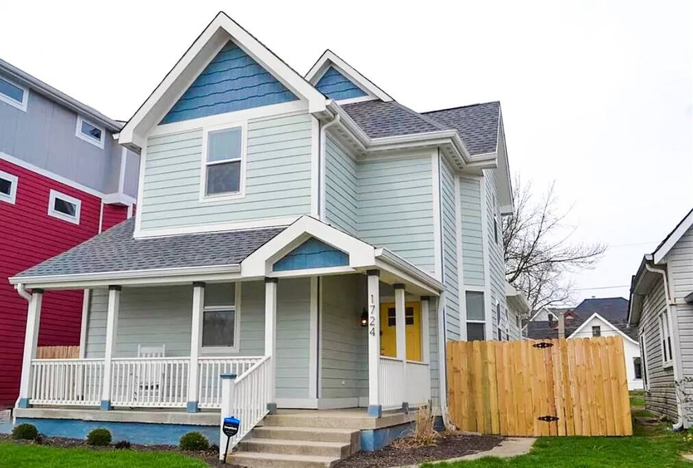 King Beds & Private Back Deck - Close to Downtown!