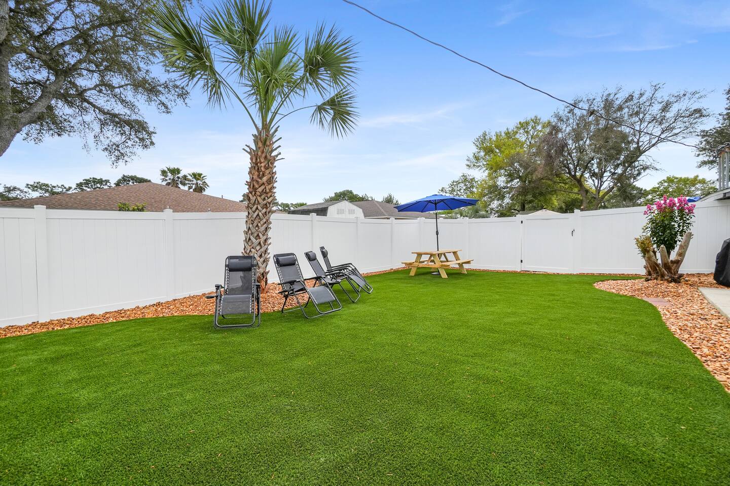Private Fenced Turf Yard, King, Dogs Welcome