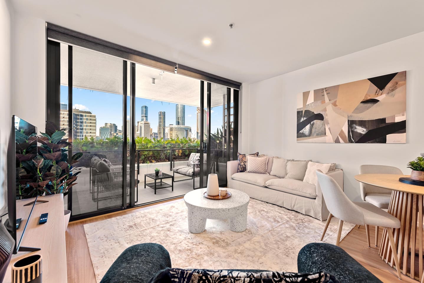 Ivy and Eve 2BR City View with Parking