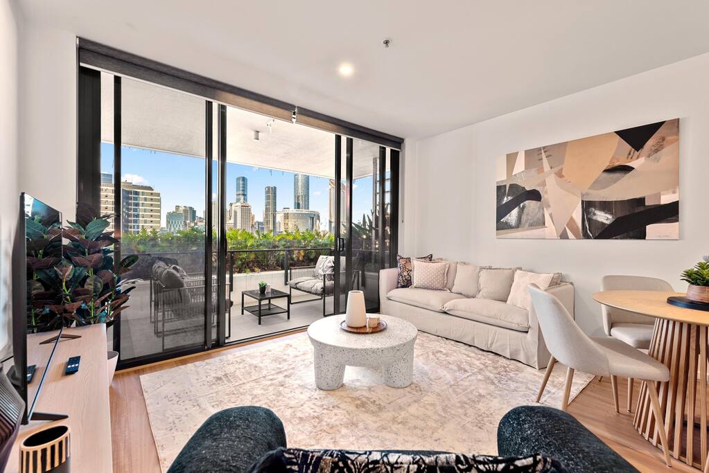 Ivy & Eve - 2BR - Pool - Balcony - Parking