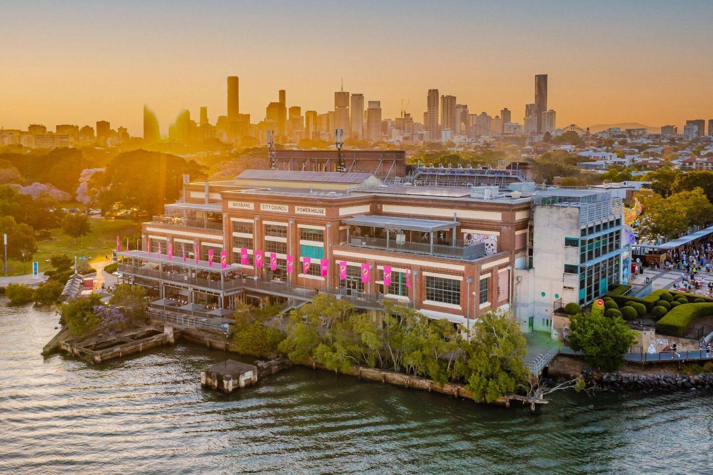 Riverside Retreat: Enjoy stunning skyline views and vibrant nightlife right at your doorstep!