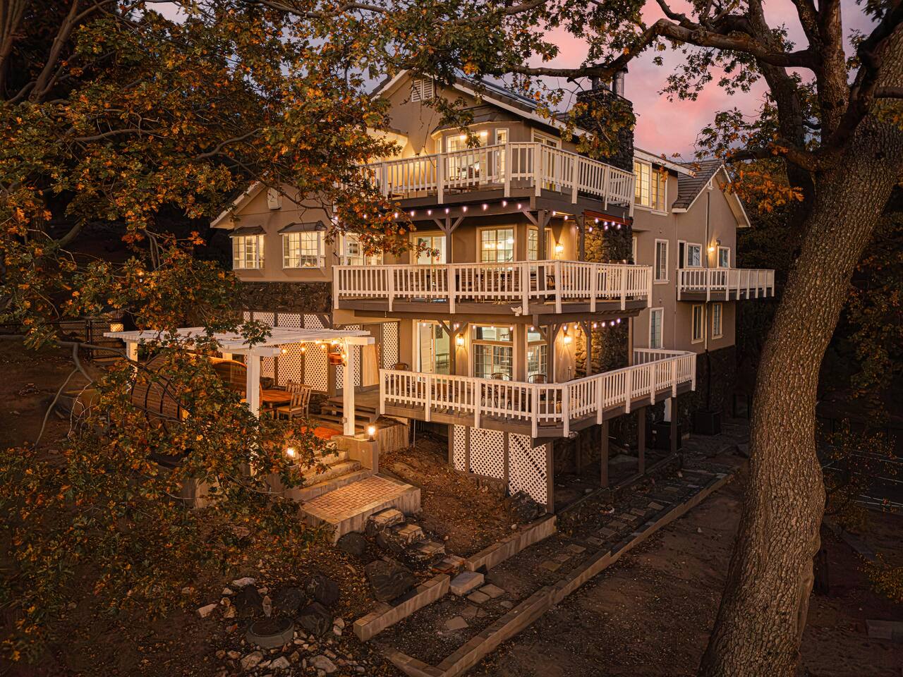 Pickleball Court, Hot Tub, Sauna, City Views