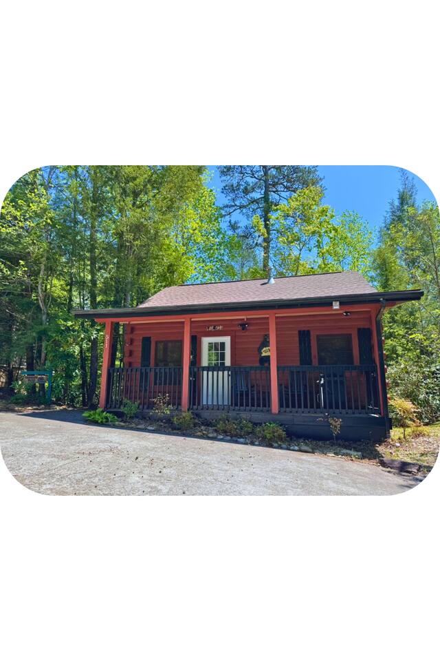 Cozy, Romantic Cabin: Jacuzzi, Hot Tub, Pool! SB