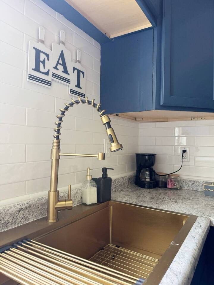 Riverside A | QUEEN 1BD/1BA Apt next to Riverfront