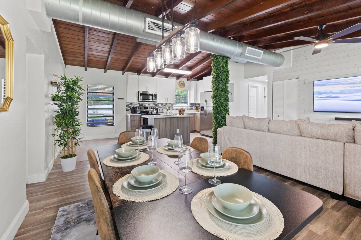 Industrial Chic 3Bd - Perfect for Holiday Retreat