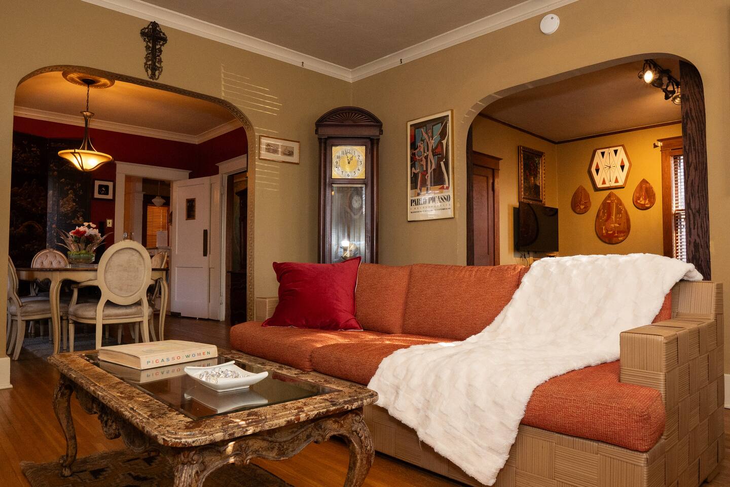 Cozy Eclectic Home - Retro Feel Across from Rhodes