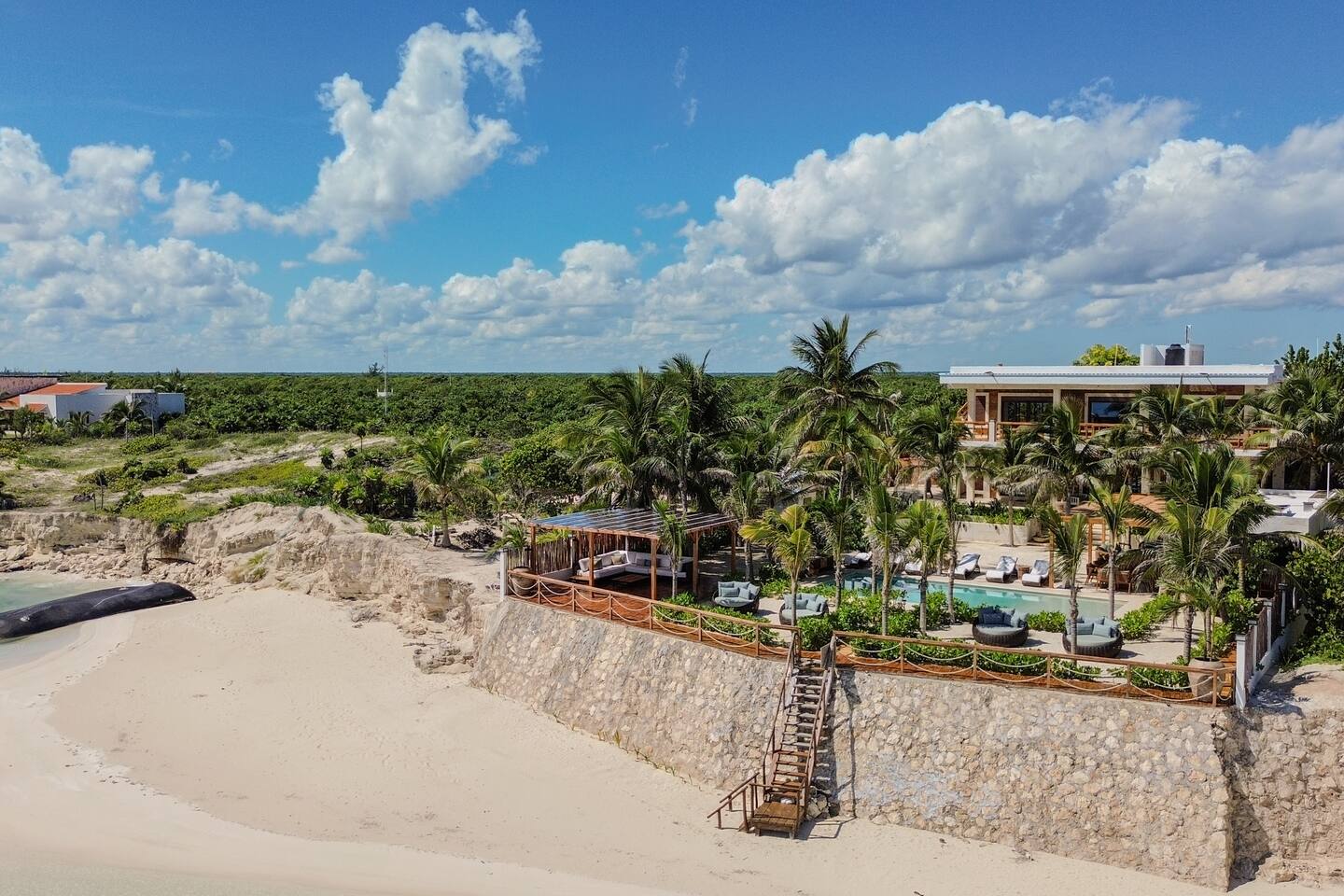 Villa con acceso a playa privada y alberca