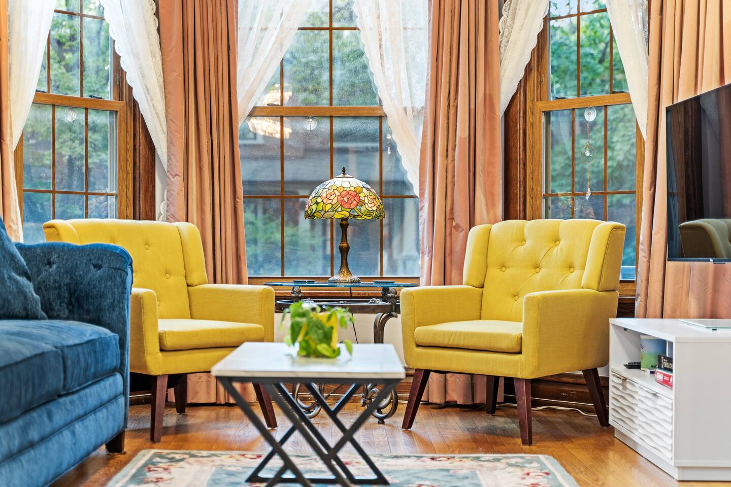 North Center 3BR Walk to Dining & Train