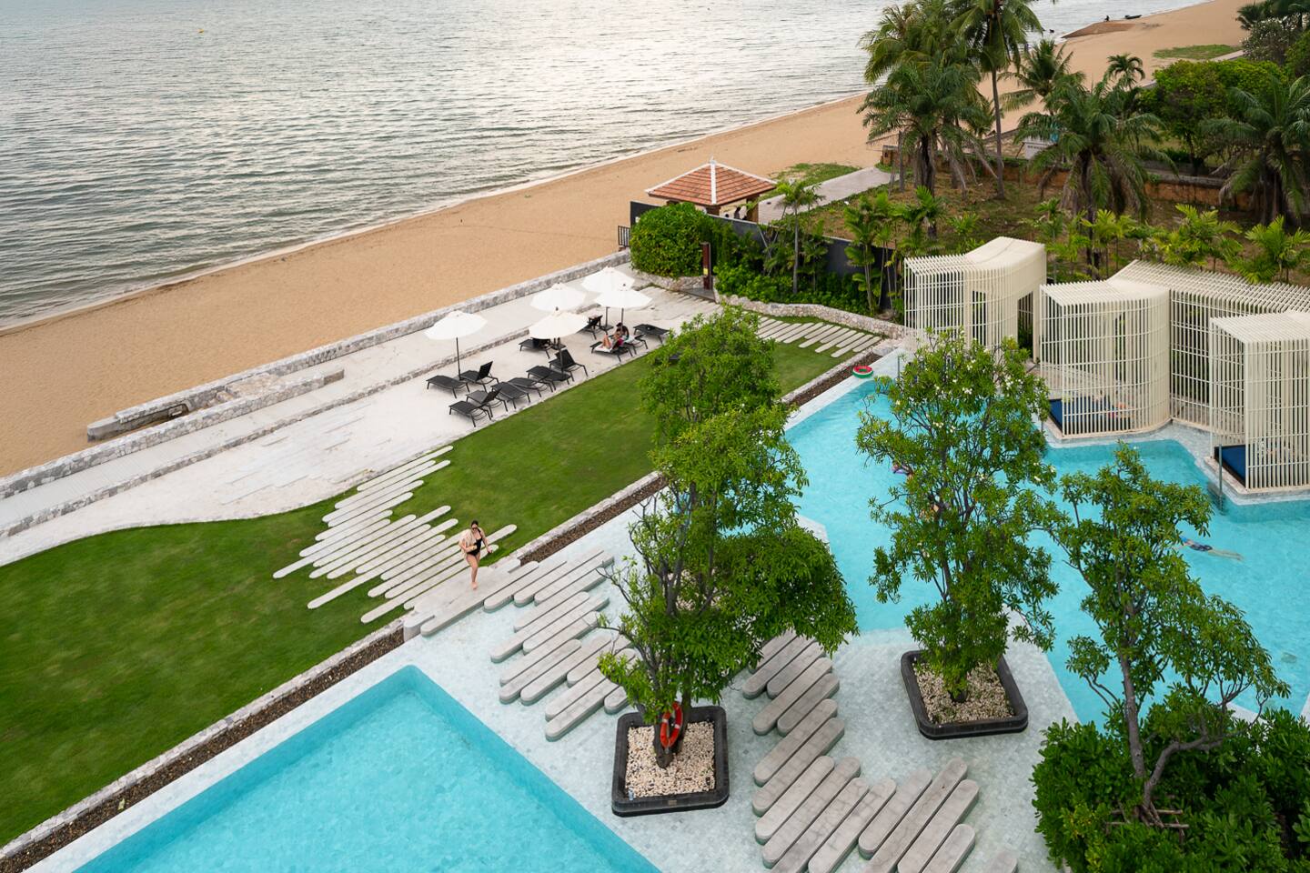 Balcony•Full-Amenities•RooftopBar:Fitness•TV&Wifi