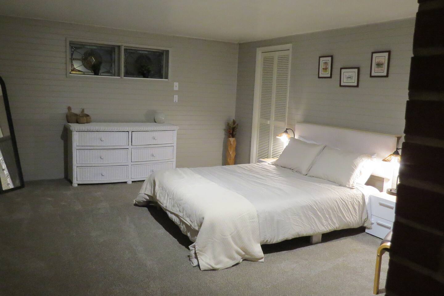 Large 1bd/1ba on Dead End w/parking, yard, & patio