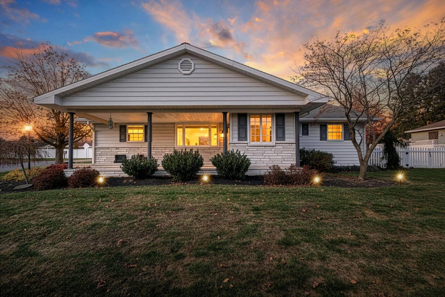Cloverly Cottage - Charming Home - Fenced Backyard
