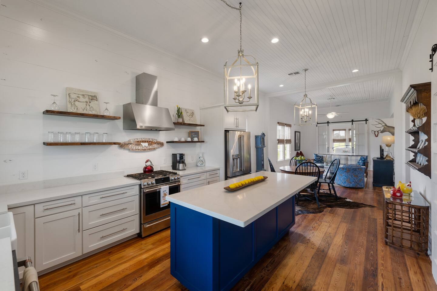 25-Acre Lux Farmhouse Escape + Pvt Fishing Pond