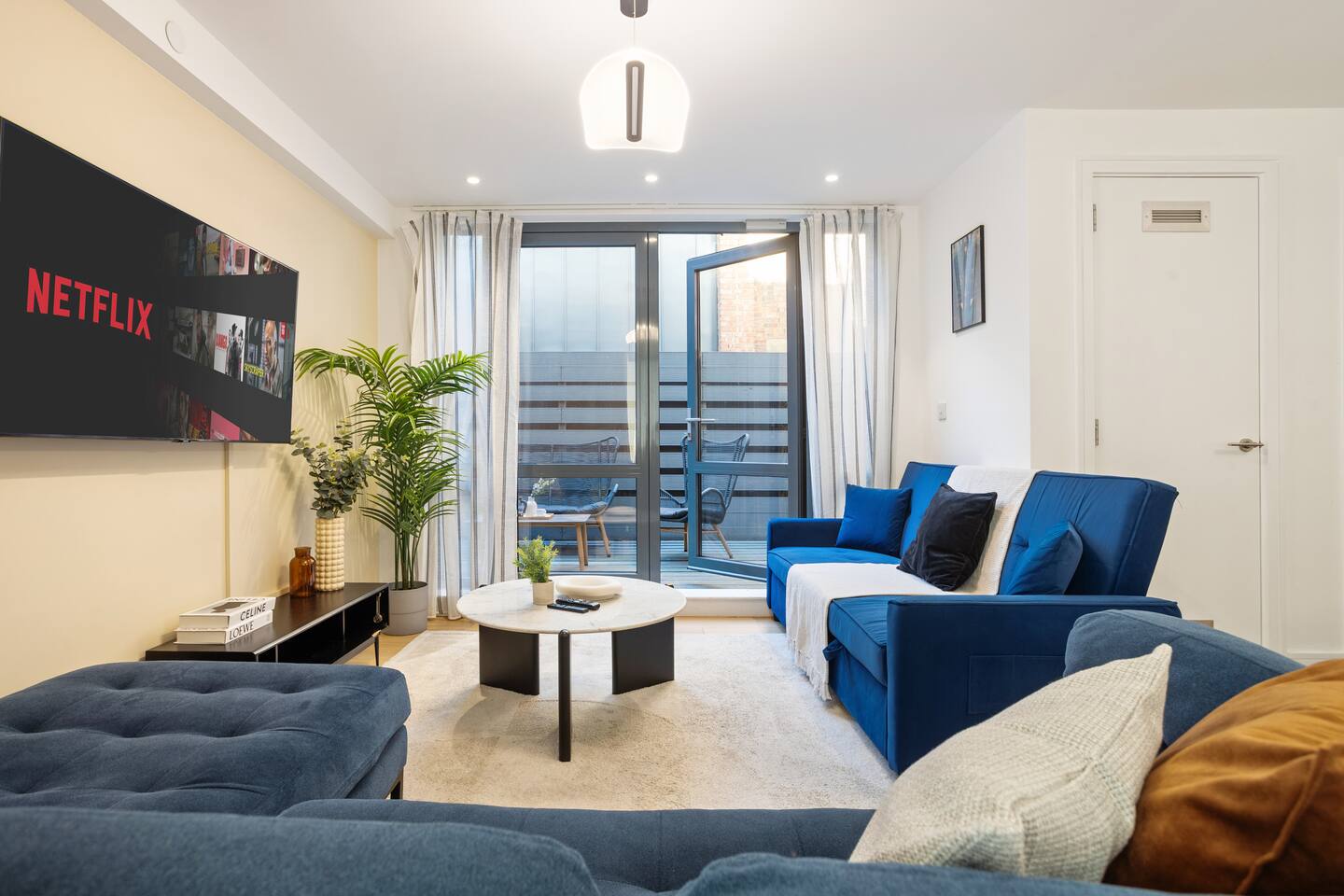 Modern 3BR | 2 Bath | Central London | Balcony