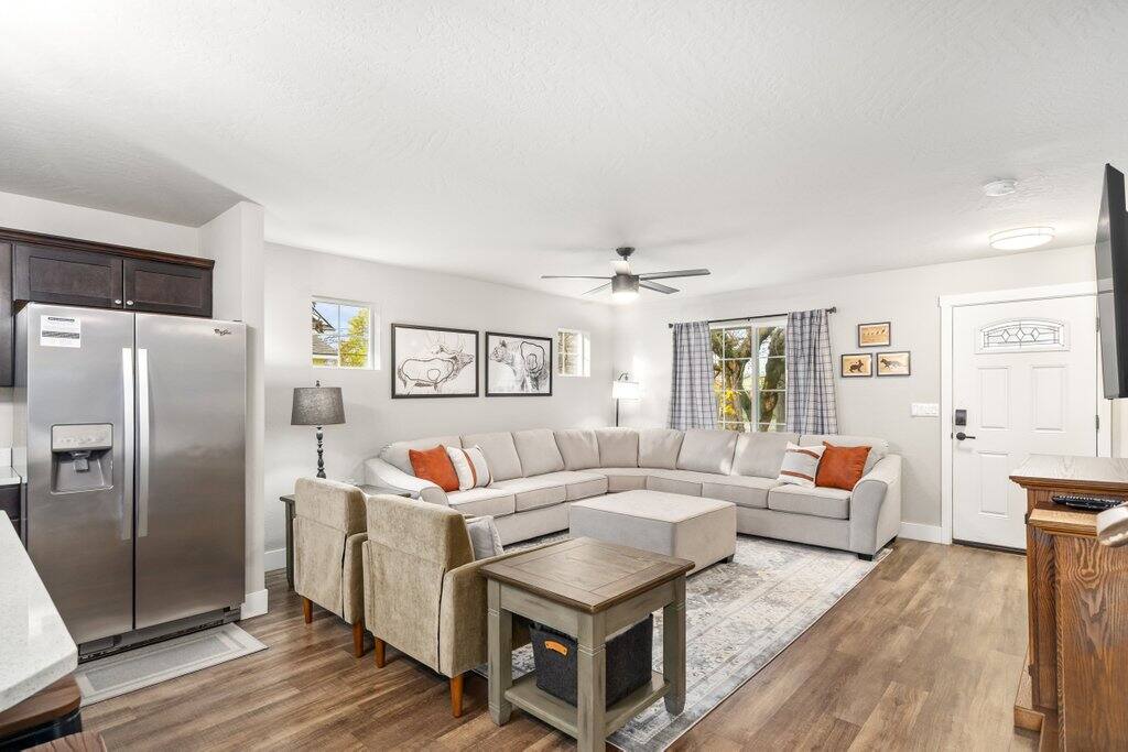 Hot Tub, Sleeps 12, Well-Stocked, Great Location