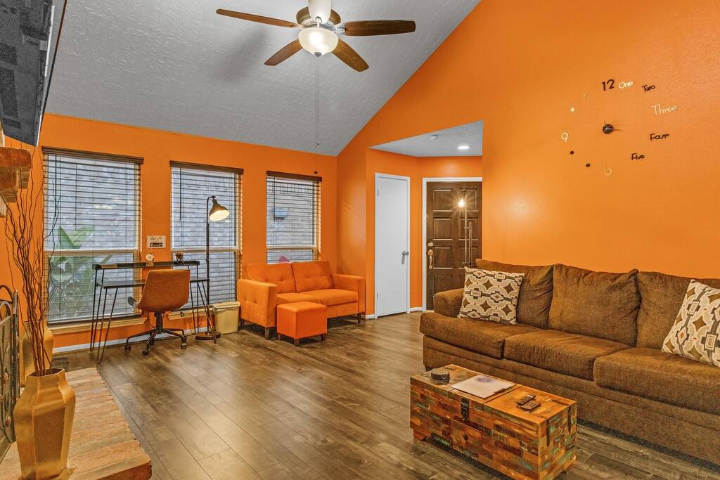 "SW Houston Eclectic Living"  Long Stays Welcome!