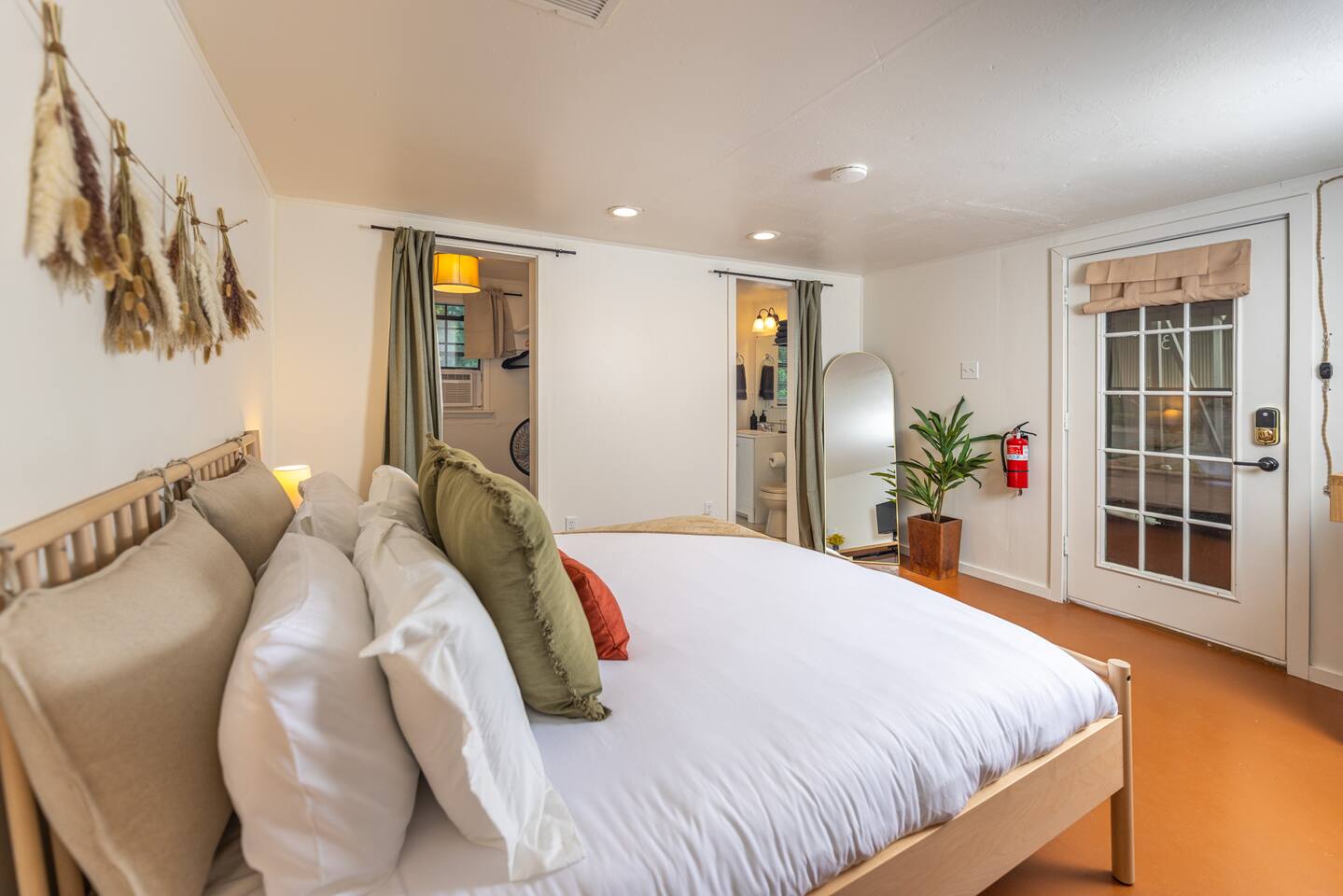 Walkable to TSU - King Bed with Workspace