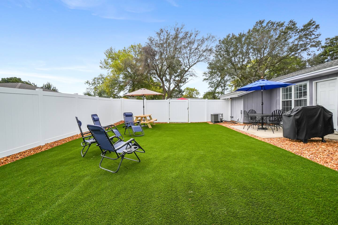 Full-Turf Private Yard, King, Dogs Welcome