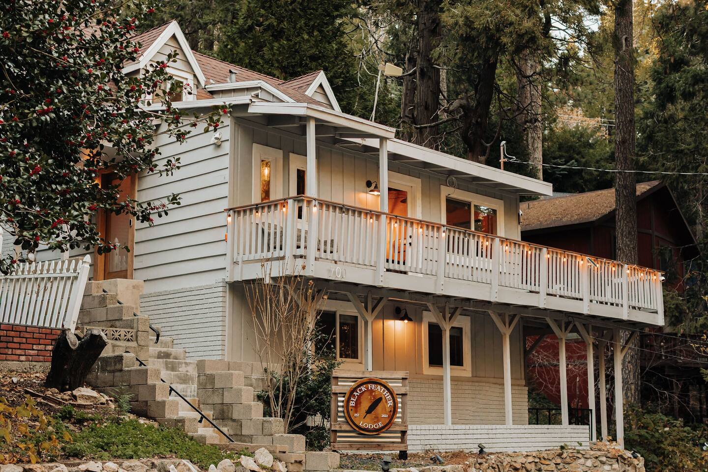 Black Feather Lodge - Vintage Modern Charm