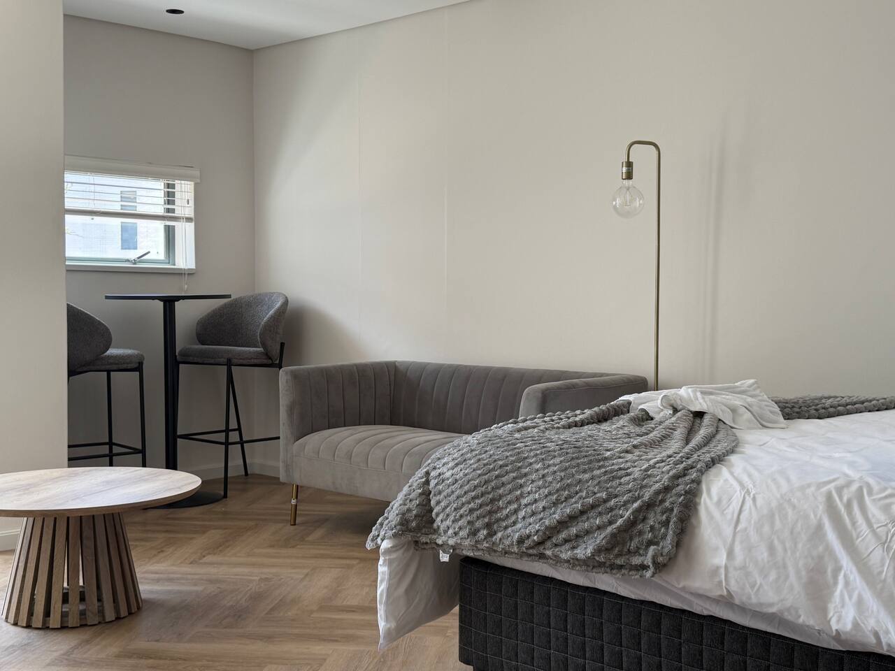 Modern and Spacious studio| Wi-Fi| Near Canal walk