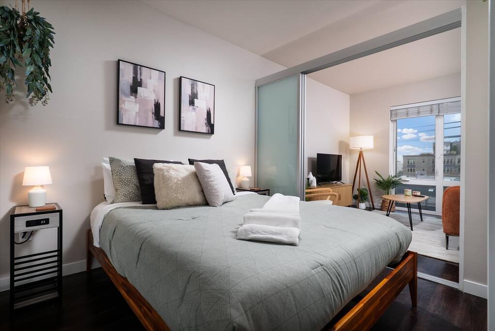 Cozy Lower Queen Anne • 94 Walk Score!