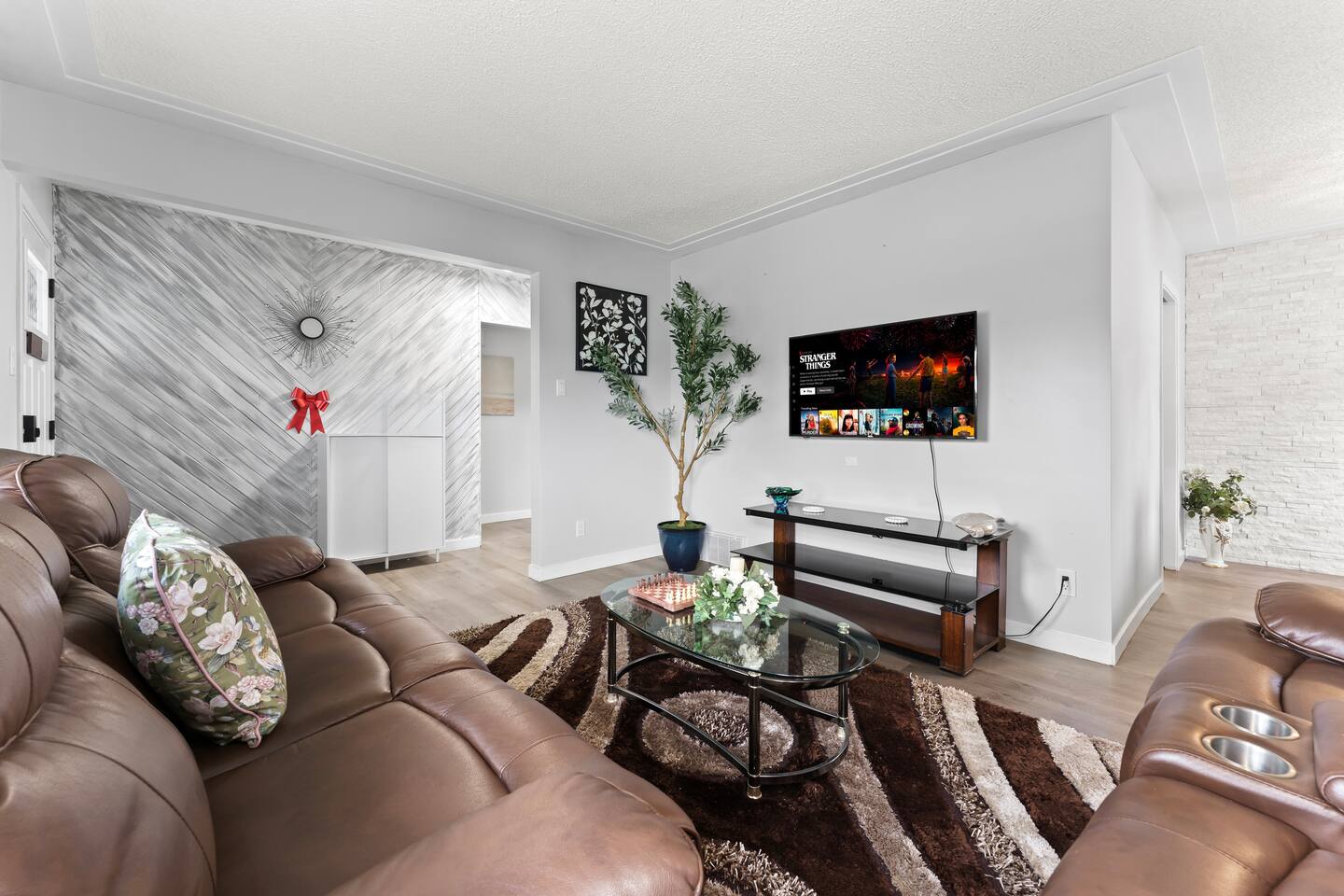 Spacious Family Home Near Downtown Hockey&Backyard