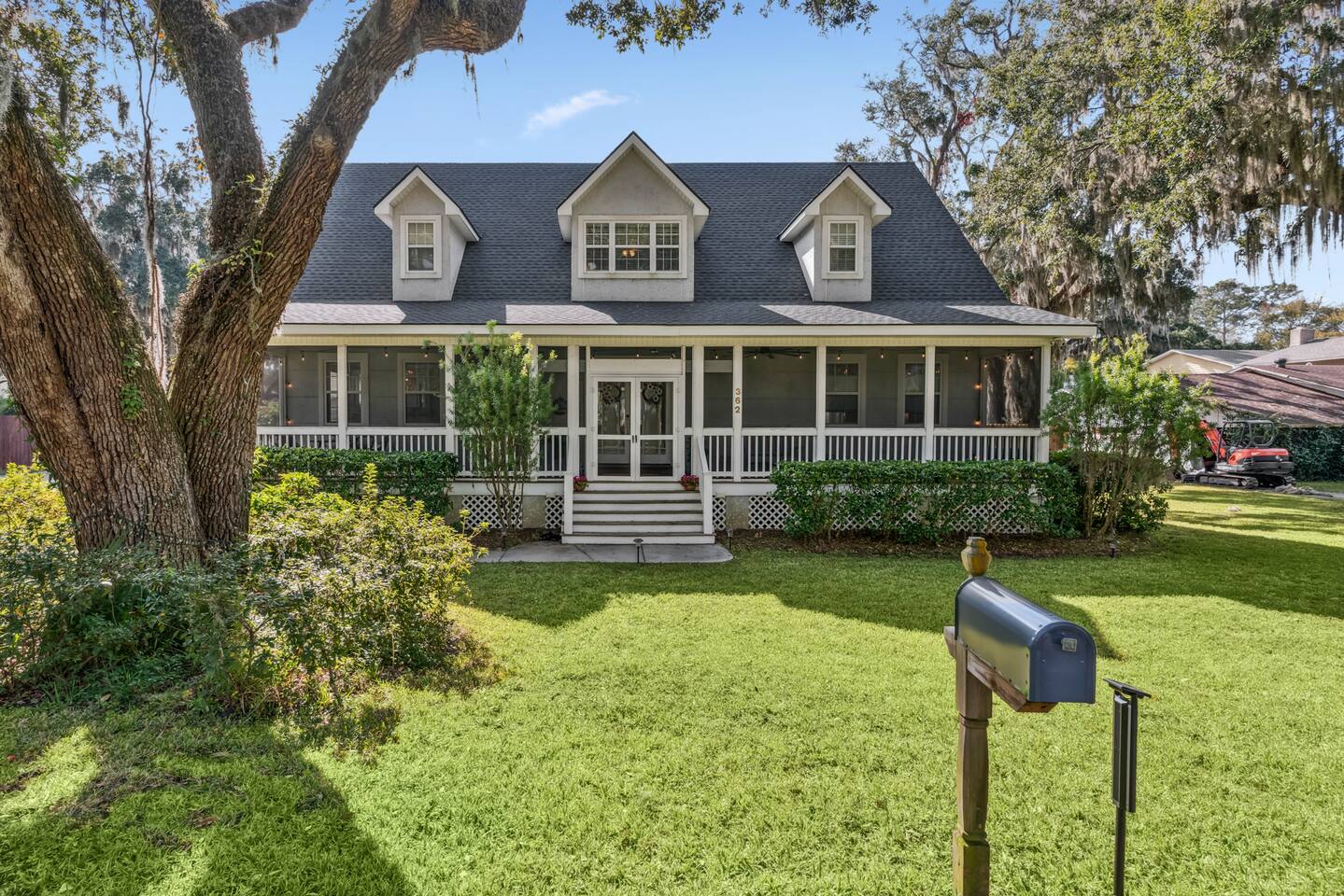 Carol's Retreat~ Coastal SSI 4BR Retreat Sleeps 10