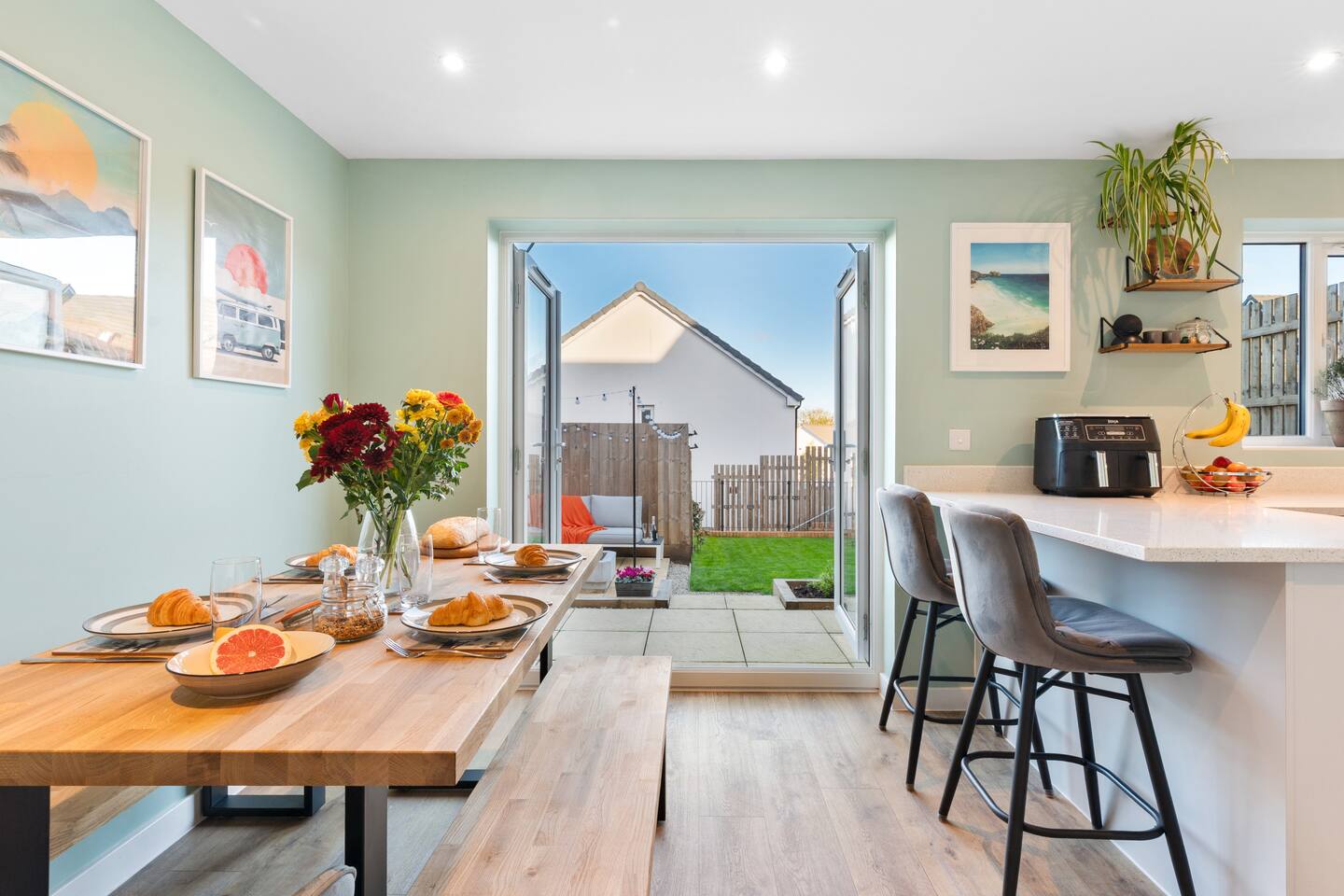 Peaceful cottage with garden near beaches