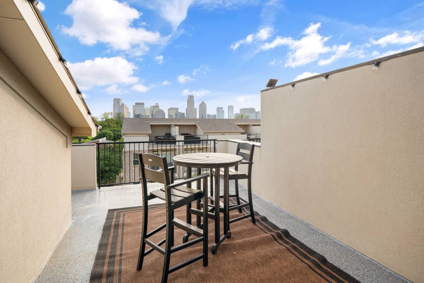 East Dallas Townhome w/Rooftop.  
Uptown. Baylor.