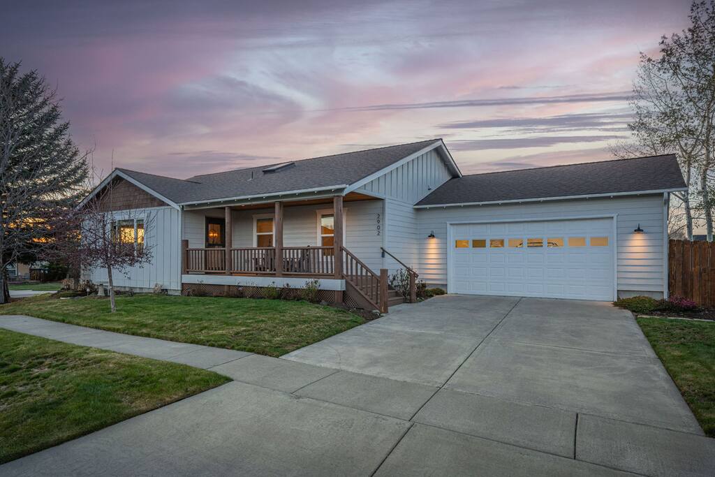 Modern Lodge with a Jacuzzi Tub