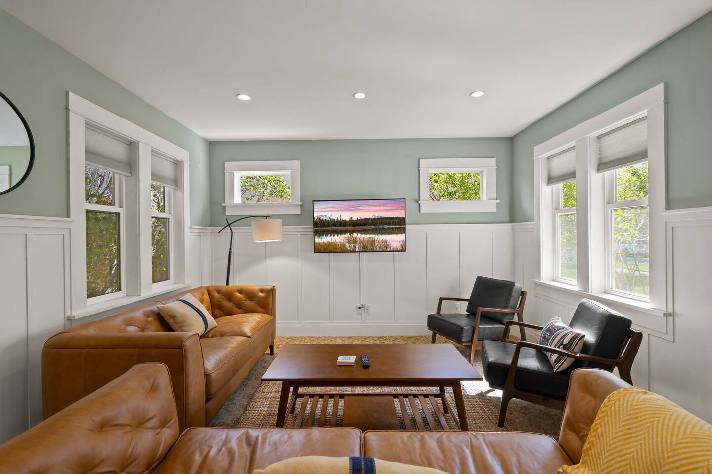 2nd St Lodge - Steps to DT Bend w/ Saltwater Spa