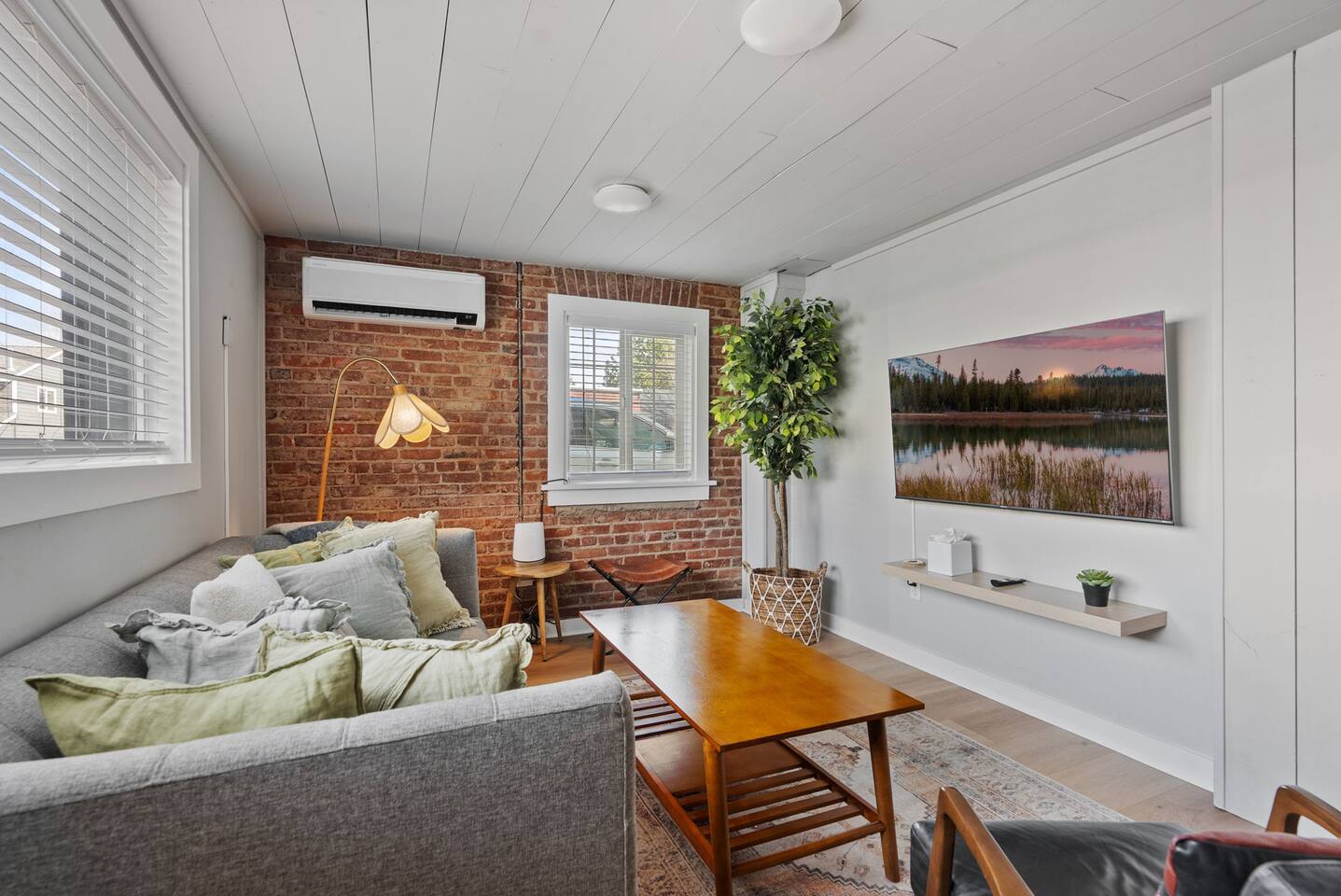 Stylish Downtown Cottage, Walk Everywhere