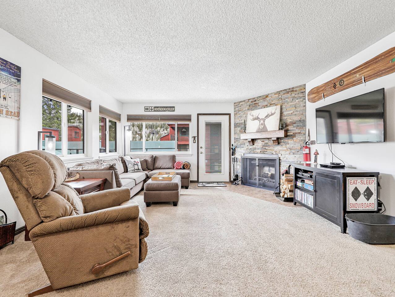 The Moose Chalet | Sleeps 4 | Full Kitchen