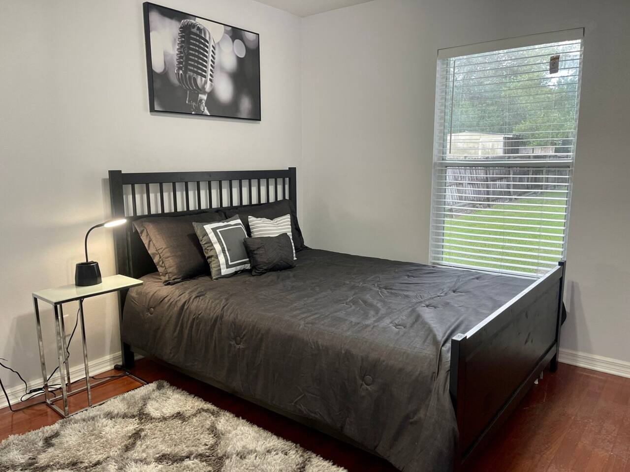 Room 3 - Cozy Queen (Shared Bathroom)