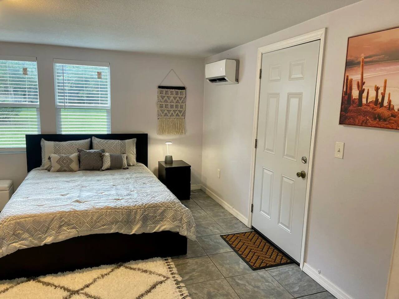 Room 2 - Cozy Queen, Backyard View (Private Bath)