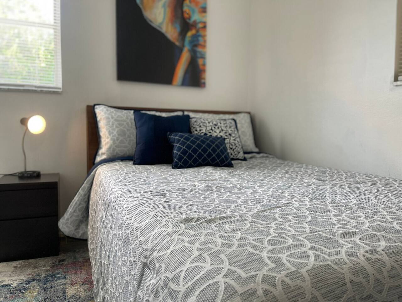 Room 4 - Cozy Queen w/ Pool (Shared Bathroom)