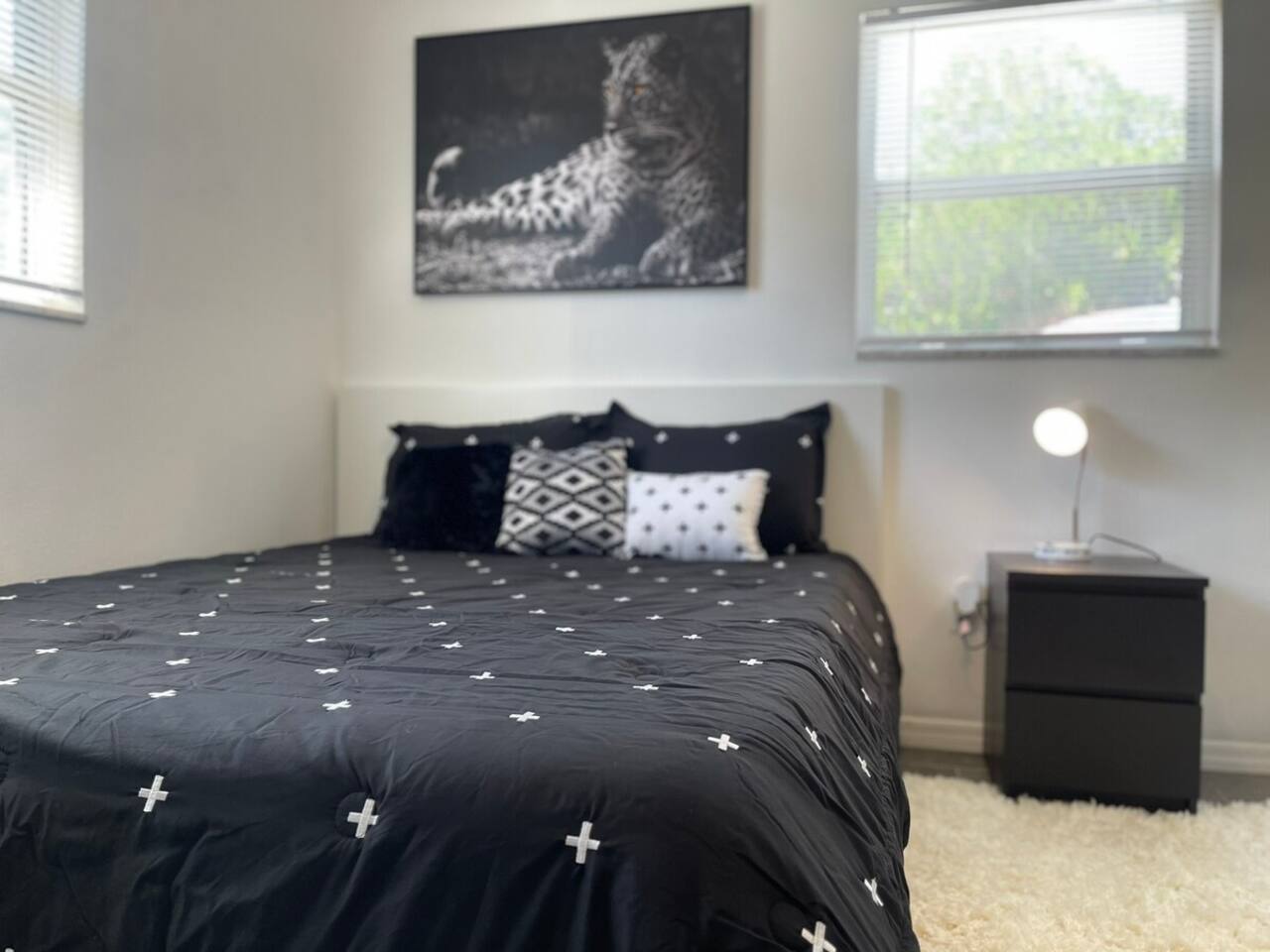 Room 3 - Cozy Queen w/ Pool (Shared Bathroom)