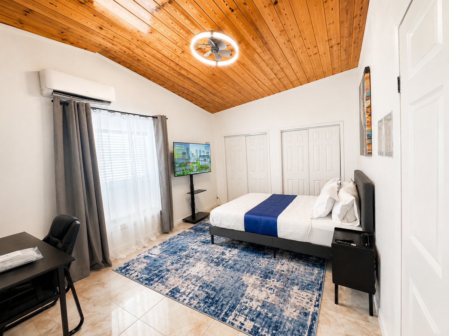 Room 1 - Spacious Queen w/ Pool (Private Bathroom)