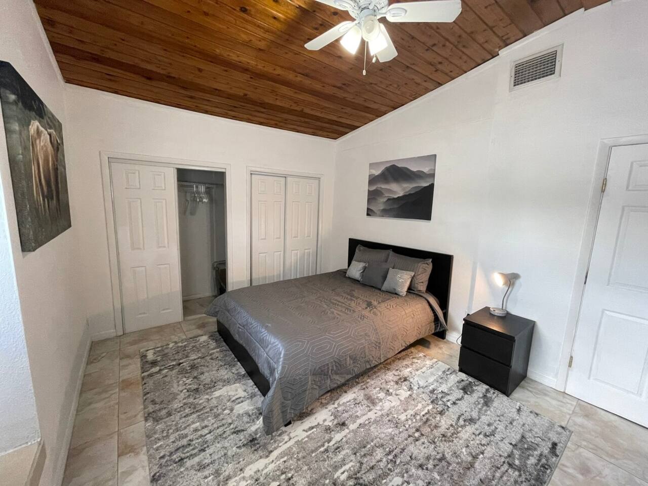 Room 1 - Spacious Queen w/ Pool (Private Bathroom)