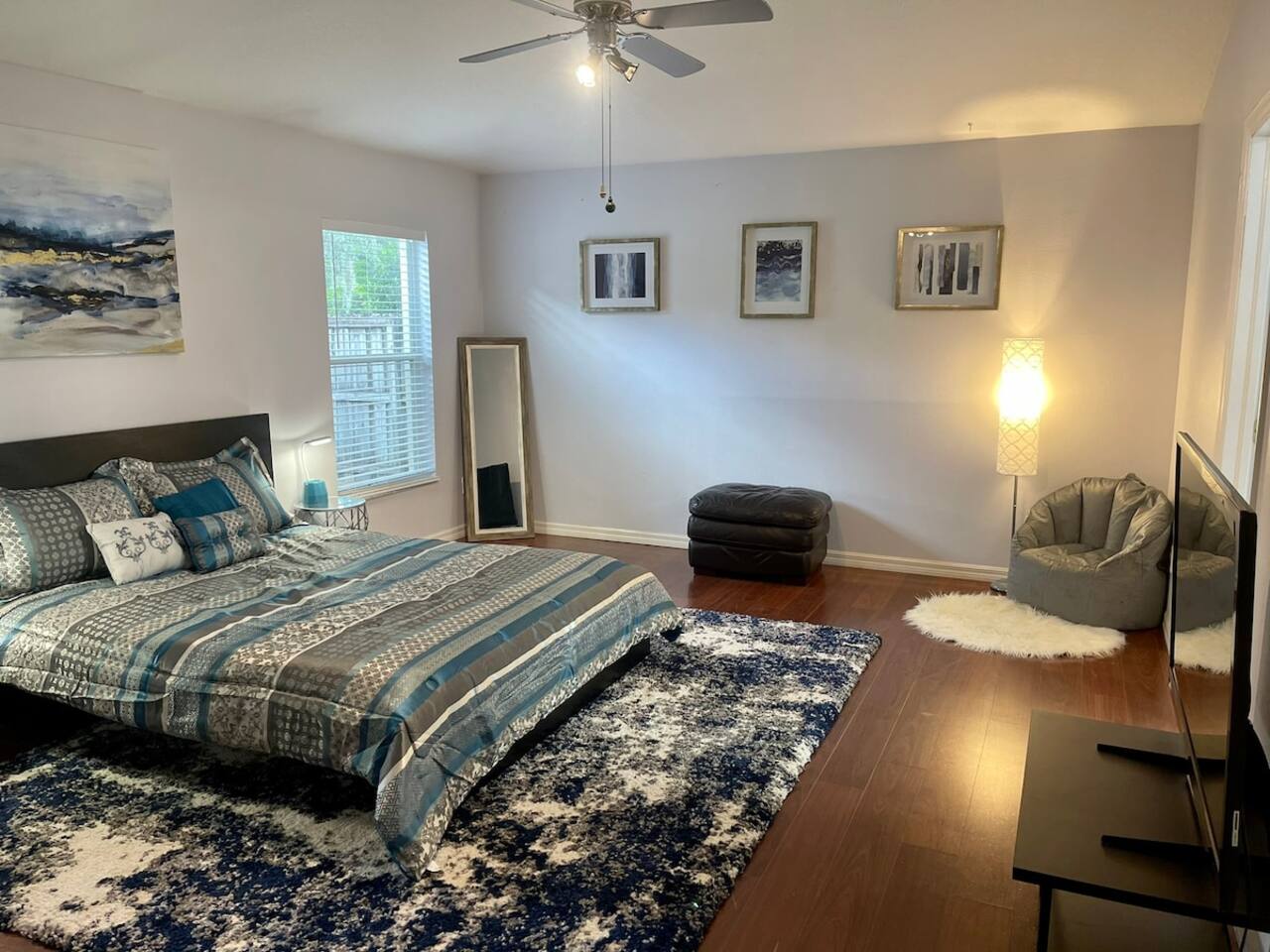 Room 1 - Spacious, Cozy Queen (Private Bathroom)