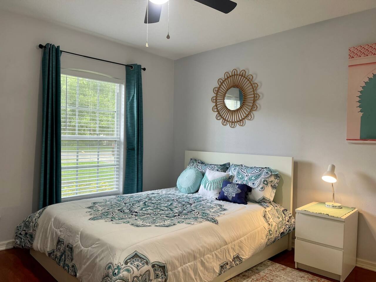 Room 4 - Cozy Queen (Shared Bathroom)