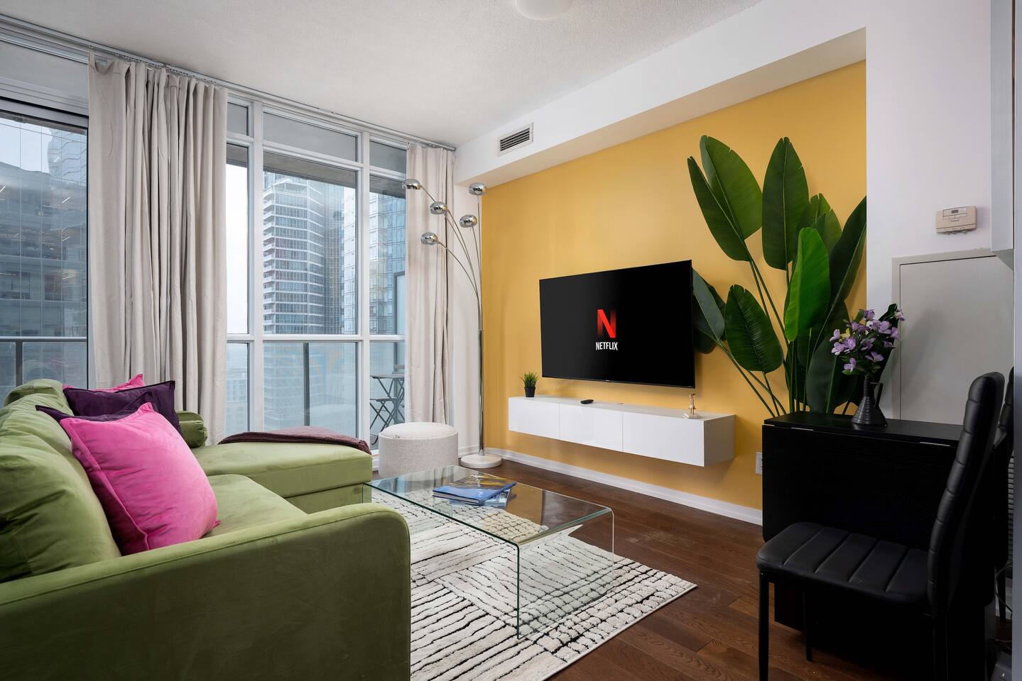 Live the excitement Stay next to Scotiabank Arena!