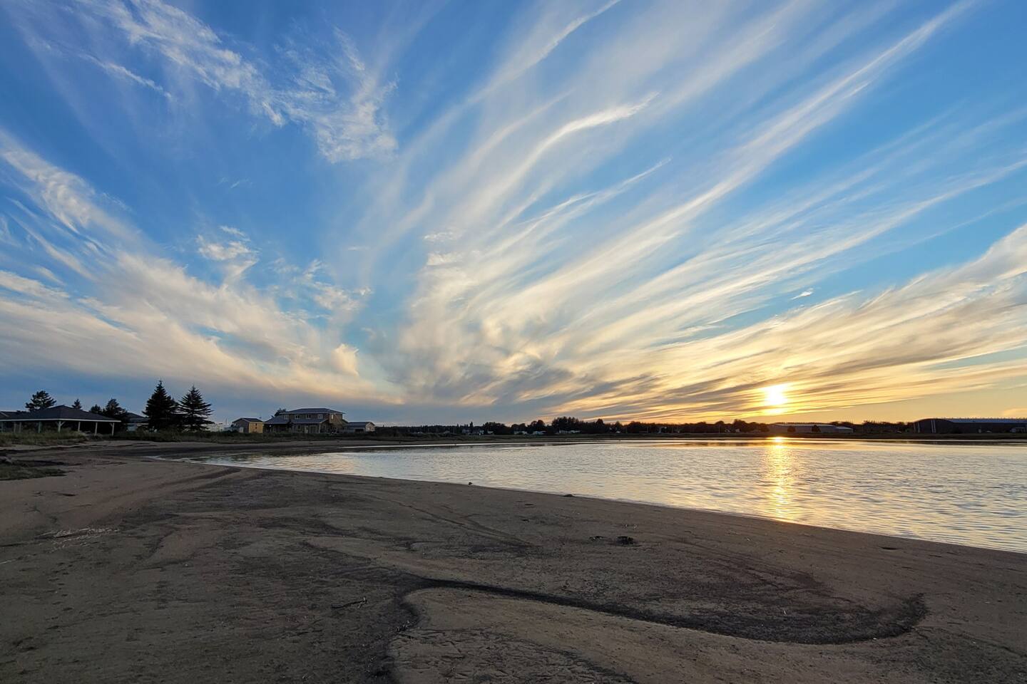 Seas the Day Waterfront Chalet near Nat'l Park!